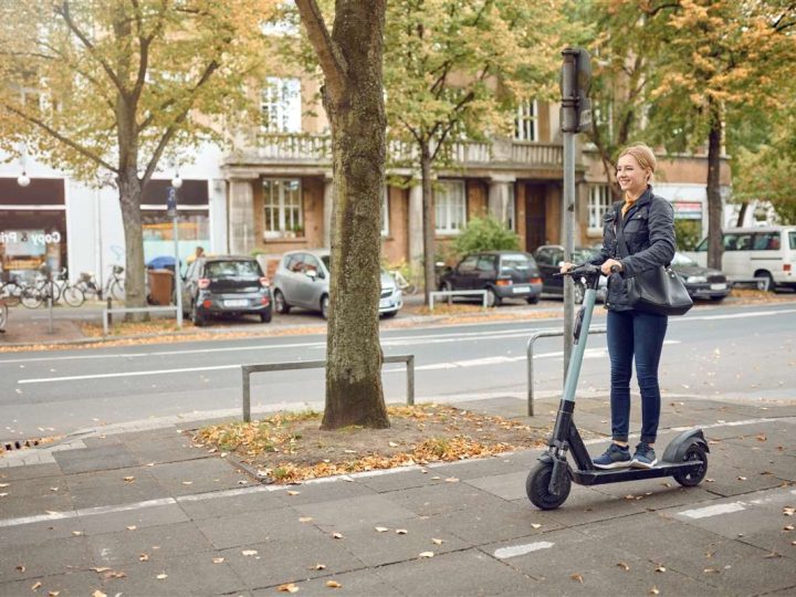 Parigi sbanca i monopattini: una vittoria per i pedoni o una sconfitta per la mobilità sostenibile?