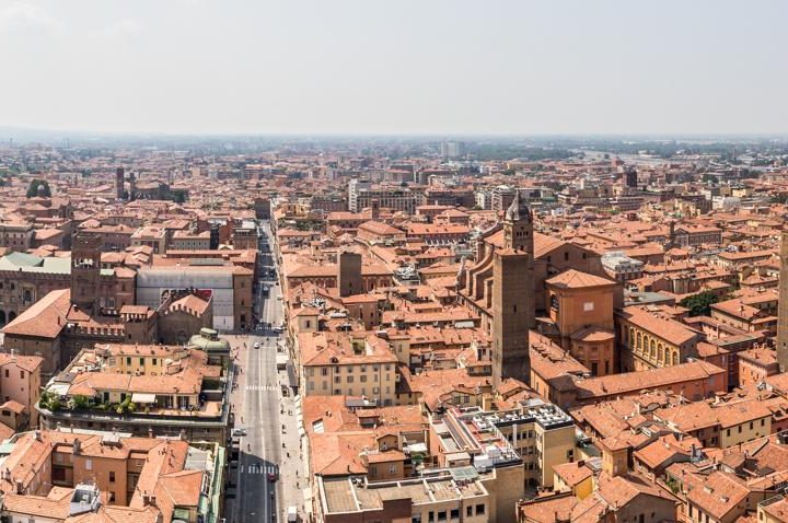 Rottura improvvisa: Bologna sconvolta dalla minaccia di crollo della Torre Garisenda!