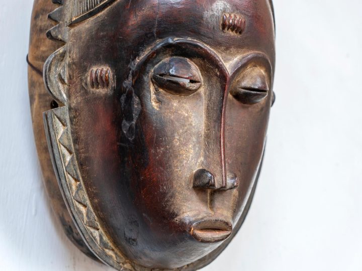Colpo di scena in Francia: anziani vendono maschera africana a prezzo irrisorio, scoprono vale milioni!