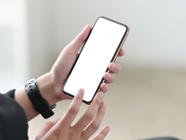 Il tuo smartphone e TV ti spiano? Ecco cosa ascoltano di nascosto!