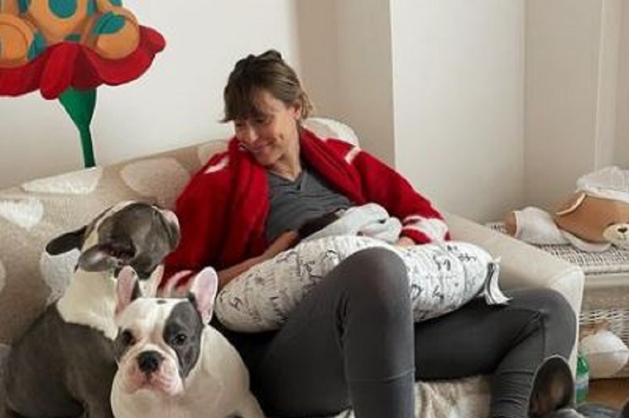 Federica Pellegrini torna a casa con Matilde: un rientro protetto dai “bodyguards” a quattro zampe