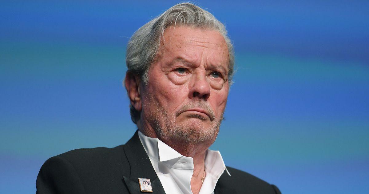 Alain Delon sotto inchiesta: la verità dietro le 72 armi e 3.000 munizioni senza licenza!