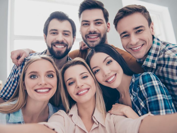 Sognare di abbracciare un amico: quando i sentimenti si trasformano in dolci emozioni