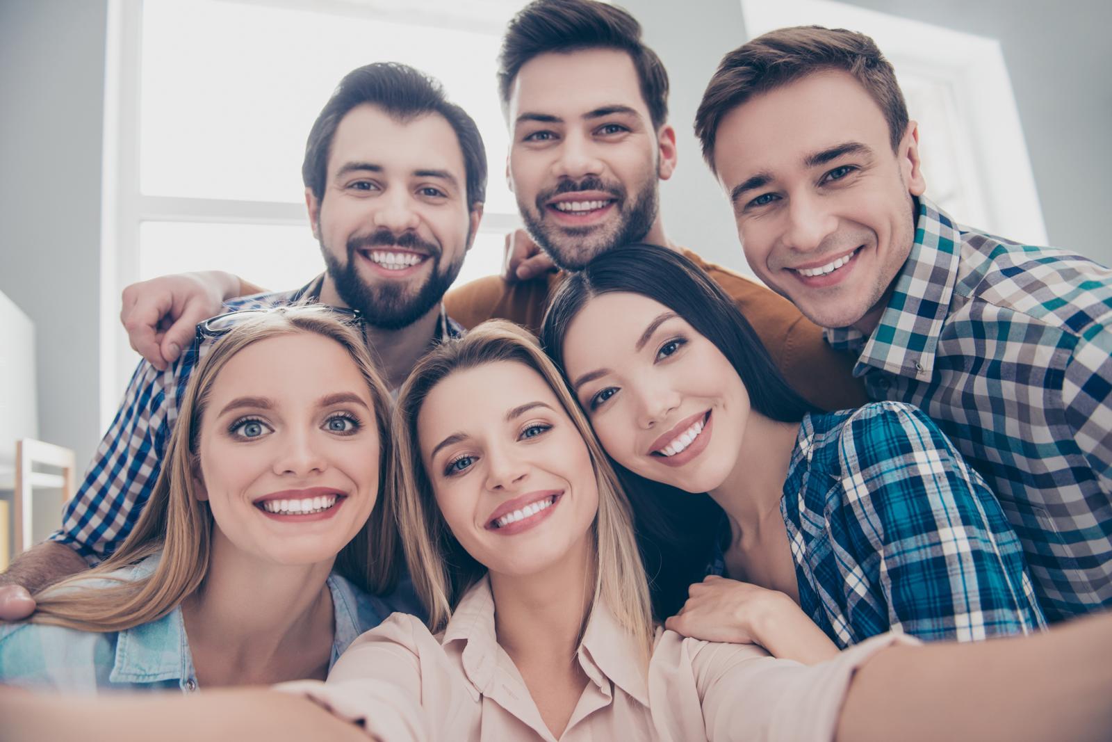 Sognare di abbracciare un amico: quando i sentimenti si trasformano in dolci emozioni